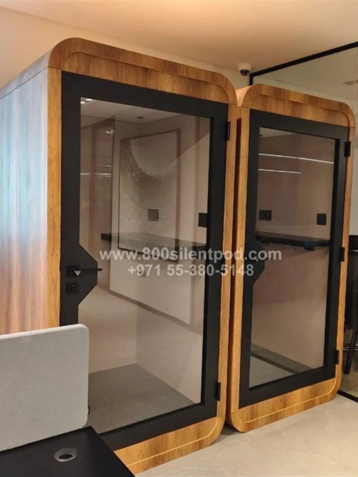 This-S-Pod-in-a-modern-office-in-Dubai